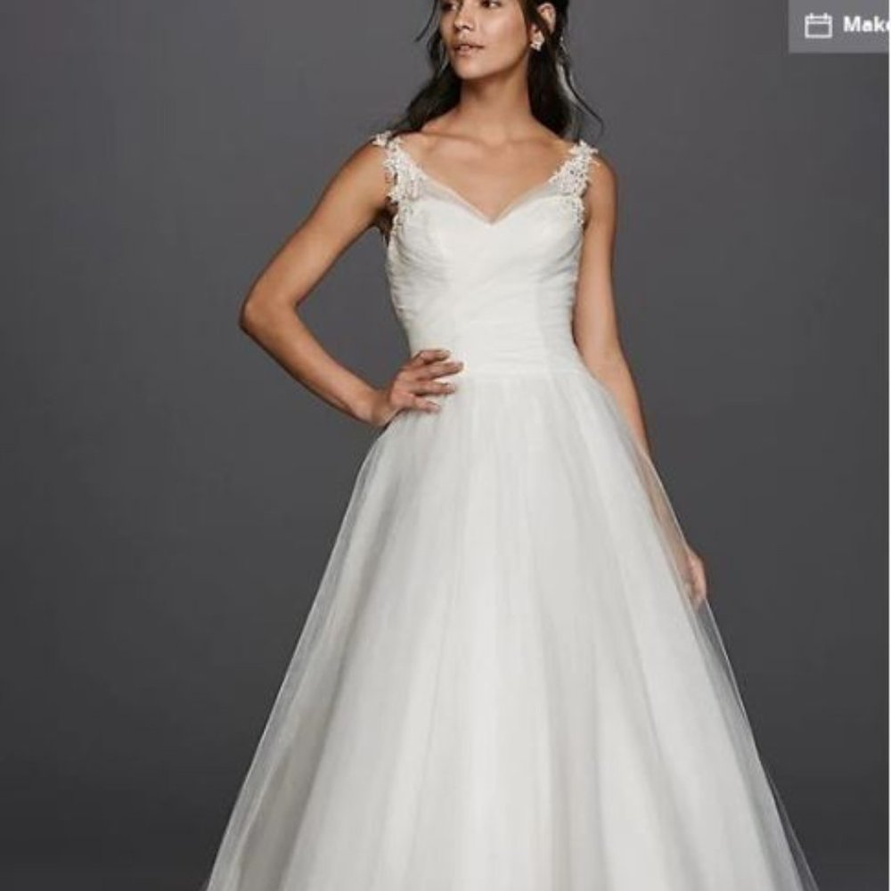 David's Bridal Tulle Ball Gown Wedding Dress with Illusion WG3786 with vail